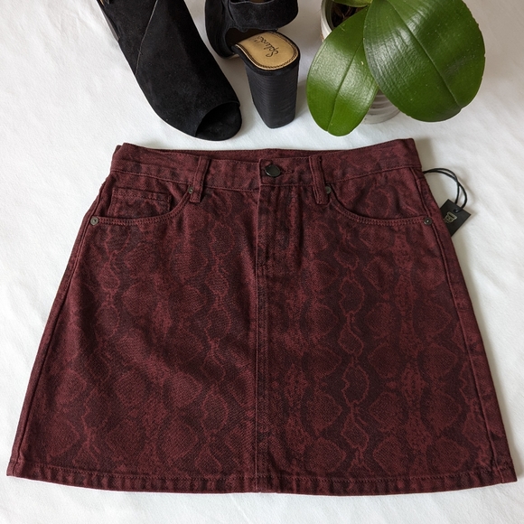 BLANK NYC Denim Snake Print Denim Mini Skirt Size 25 - Picture 2 of 7